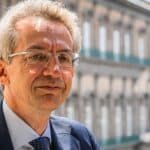 Sciopero autotrasportatori, Sindaco Manfredi attiva smart working straordinario per il personale del Comune*  A causa dei significativi disagi alla mobilità urbana ed extraurbana provocati dallo sciopero degli autotrasportatori e dalla conseguente difficoltà nel reperimento di carburante, il Comune di Napoli ha predisposto misure organizzative straordinarie a tutela della continuità dell’azione amministrativa e della regolarità dei servizi istituzionali.  Con la direttiva voluta dal Sindaco Gaetano Manfredi, l’Amministrazione comunale ha invitato – a firma del Direttore Generale Pasquale Granata – i Dirigenti dell’Ente e delle Municipalità a favorire la più ampia e temporanea applicazione del lavoro agile per i propri dipendenti. Di conseguenza, i dirigenti valuteranno con flessibilità le richieste del personale, dando particolare priorità ai dipendenti che affrontano gravi difficoltà nel raggiungere le sedi fisiche a causa della distanza o della mancanza di mezzi pubblici.  Resta confermato il presidio per le attività istituzionali e per i servizi alla cittadinanza che richiedono necessariamente la presenza in sede
