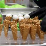 Impresa, Napoli risponde ai dazi di Trump puntando al mercato interno con filiera corta e antichi mestieri: mozzarella take away servita sul cono come il gelato